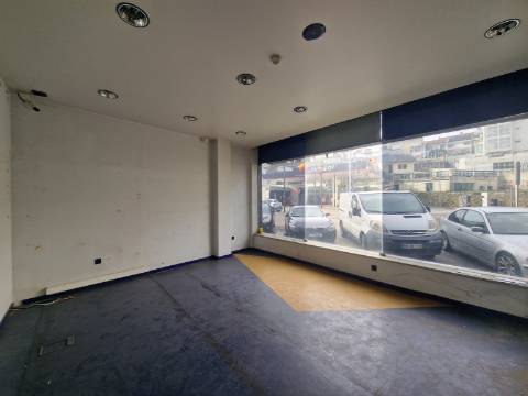 Loja com 2 frentes na Av. Aureliano Barrigas em Vila Real