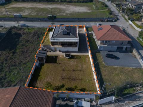 Em Campanha, Moradia T4 Seminova de 4 Frentes com Classe Energética A+