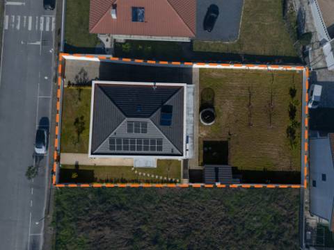 Em Campanha, Moradia T4 Seminova de 4 Frentes com Classe Energética A+