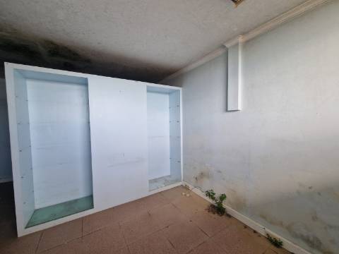 Moradia com 3 Pisos e Logradouro em Loureiro, Peso da Régua