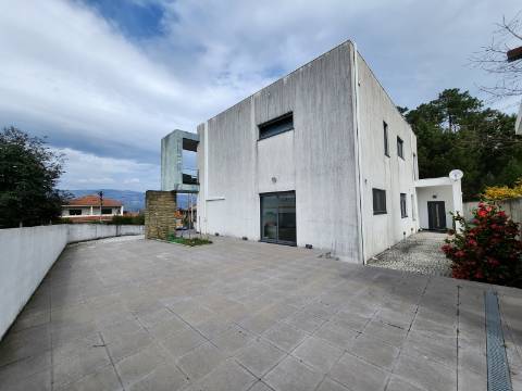 Em Campanha, Moradia T4 a 1 Minuto do Centro Escolar na Vila de Mouçós