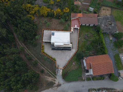 Em Campanha, Moradia T4 a 1 Minuto do Centro Escolar na Vila de Mouçós