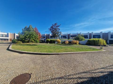 Moradia T3+1 em Condomínio Fechado na Cidade de Vila Real