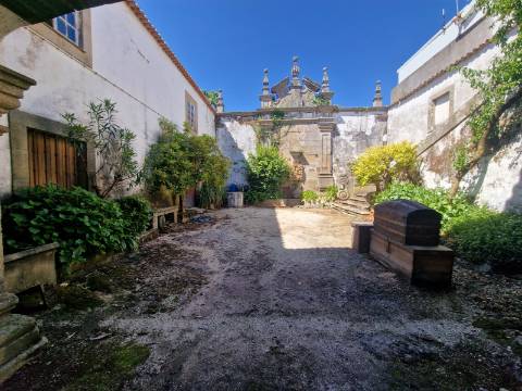 Moradia Brasonada e Terreno no Alto Douro Vinhateiro