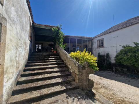Moradia Brasonada e Terreno no Alto Douro Vinhateiro