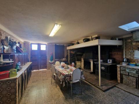 Moradia Brasonada e Terreno no Alto Douro Vinhateiro