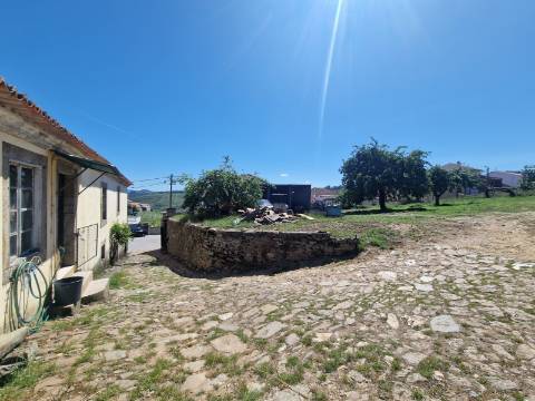 Moradia Brasonada e Terreno no Alto Douro Vinhateiro
