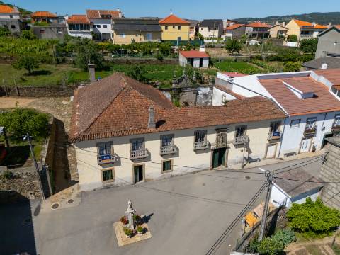 Moradia Brasonada e Terreno no Alto Douro Vinhateiro