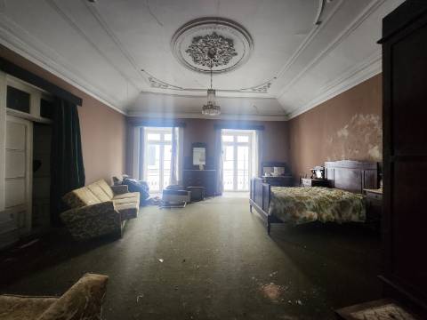 Prédio no Centro Histórico de Vila Real c/ Loja, Habitação e Logradouro