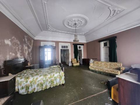 Prédio no Centro Histórico de Vila Real c/ Loja, Habitação e Logradouro