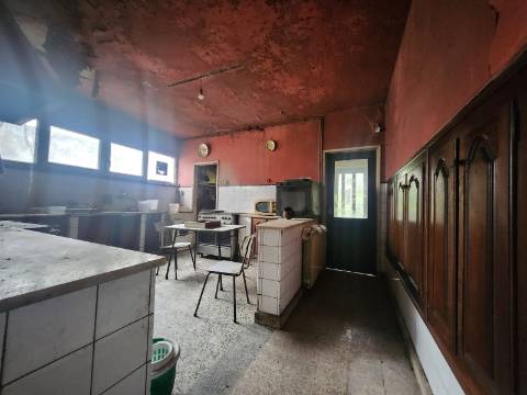 Prédio no Centro Histórico de Vila Real c/ Loja, Habitação e Logradouro