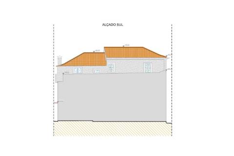 Imóvel no Centro Histórico de Vila Real c/ Loja, Habitação e Logradouro