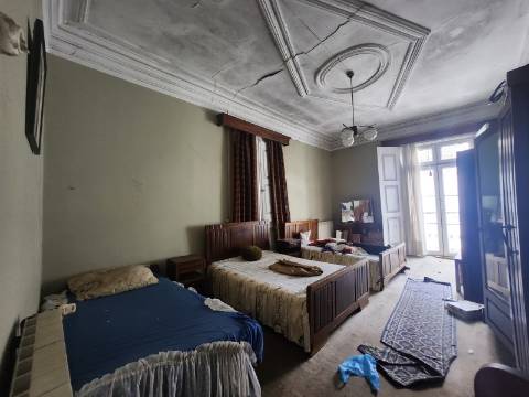 Imóvel no Centro Histórico de Vila Real c/ Loja, Habitação e Logradouro