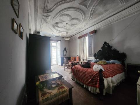 Imóvel no Centro Histórico de Vila Real c/ Loja, Habitação e Logradouro