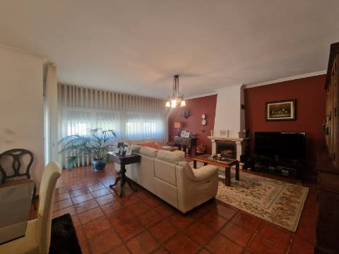 Moradia com 5 quartos à Av. da Europa em Vila Real