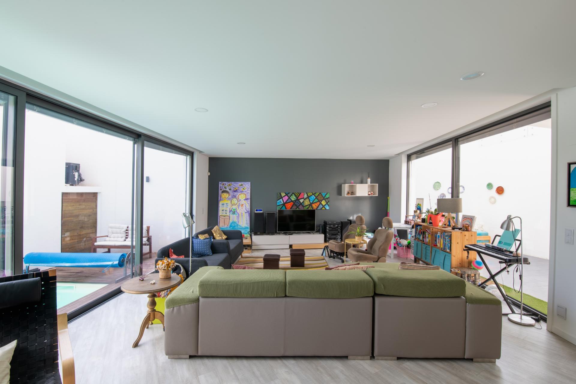 Moradia Seminova com 4 Suítes, Terraço, Jardim e Piscina