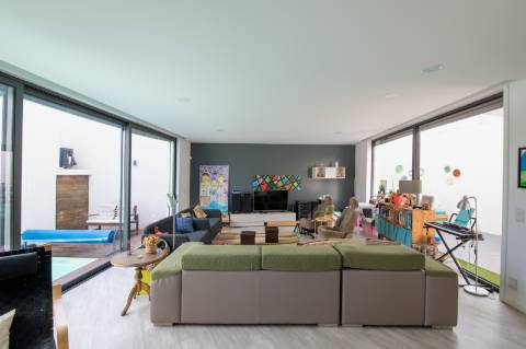 Moradia Seminova com 4 Suítes, Terraço, Jardim e Piscina