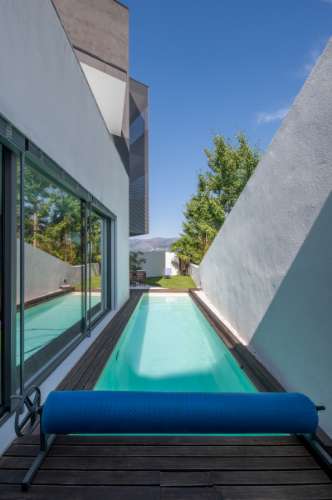 Moradia Seminova com 4 Suítes, Terraço, Jardim e Piscina