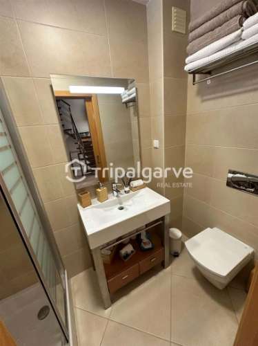 Moradia Germinada V3+2 em Vilamoura, com garagem e piscina.