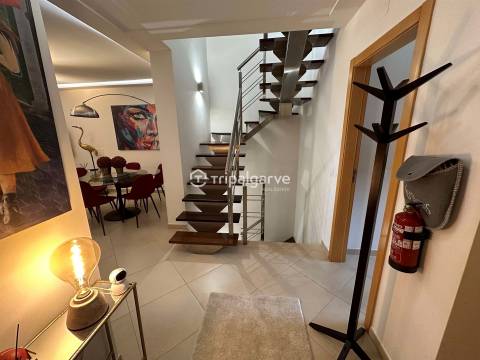 Moradia Germinada V3+2 em Vilamoura, com garagem e piscina.