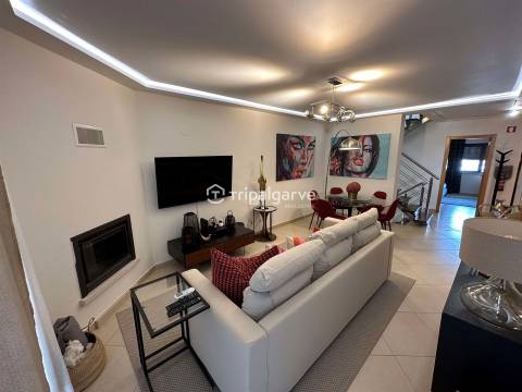 Moradia Germinada V3+2 em Vilamoura, com garagem e piscina.