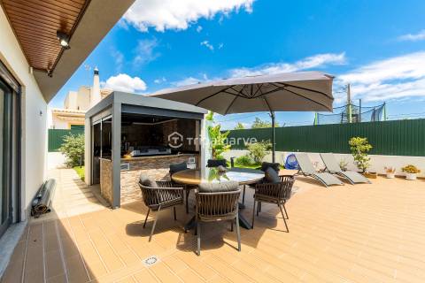 Moradia de 4 quartos com piscina aquecida, perto das praias e dos campos de golfe de Albufeira