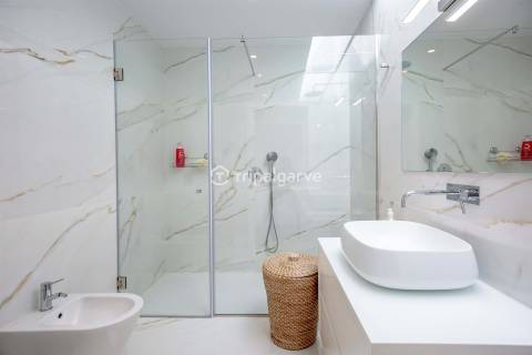 Moradia T4 Moderna com Piscina e Belos Jardins em Quinta do Lago