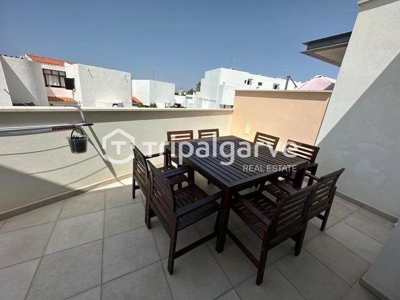 Moradia Germinada V3+2 em Vilamoura, com garagem e piscina.