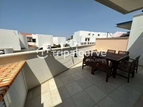 Moradia Germinada V3+2 em Vilamoura, com garagem e piscina.