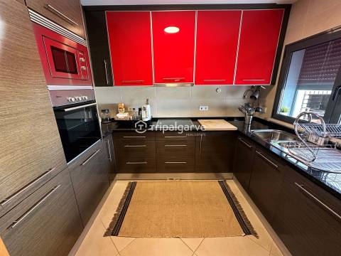Moradia Germinada V3+2 em Vilamoura, com garagem e piscina.