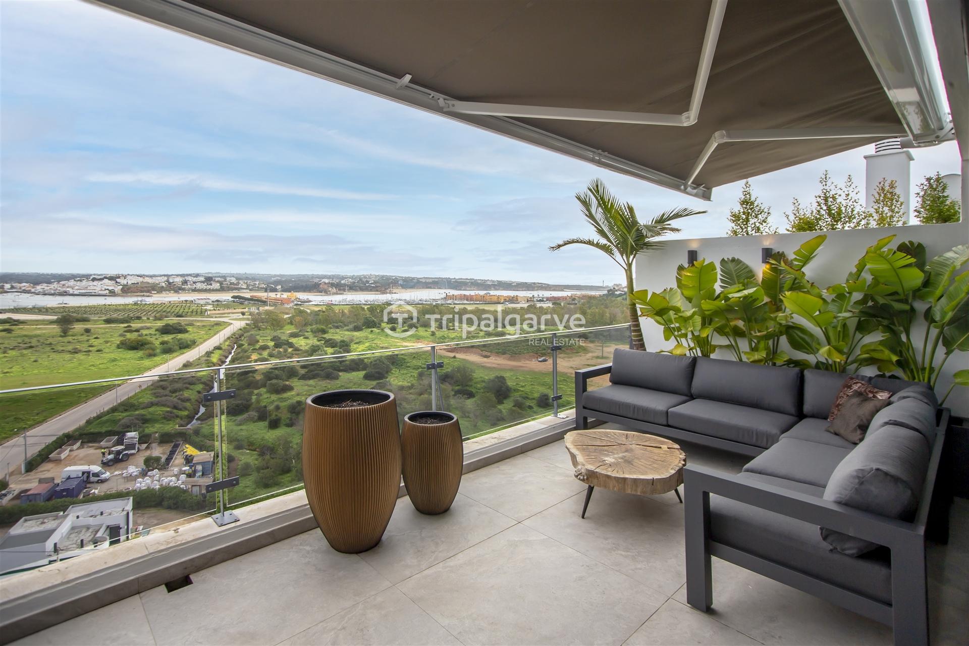 Luxuosa Penthouse T3+1 no último piso em Portimão com vista para a Marina e jacuzzi privado