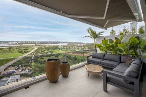 Luxuosa Penthouse T3+1 no último piso em Portimão com vista para a Marina e jacuzzi privado