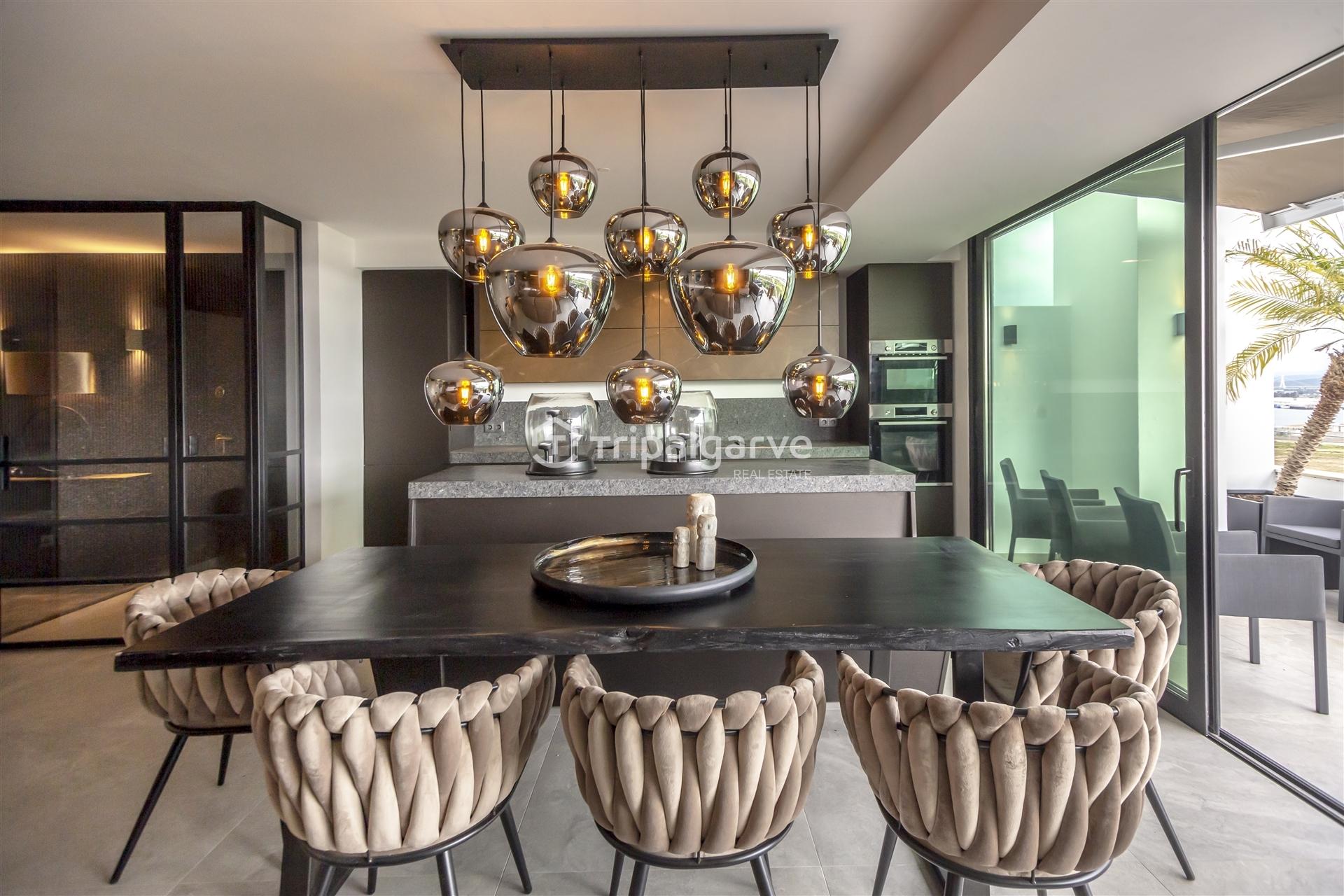 Luxuosa Penthouse T3+1 no último piso em Portimão com vista para a Marina e jacuzzi privado