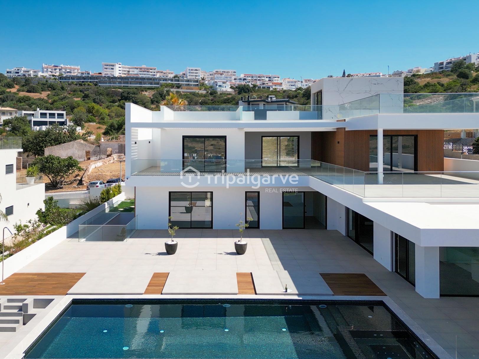 Luxo e Conforto nesta sofisticada moradia T4 em Albufeira com piscina e vista mar