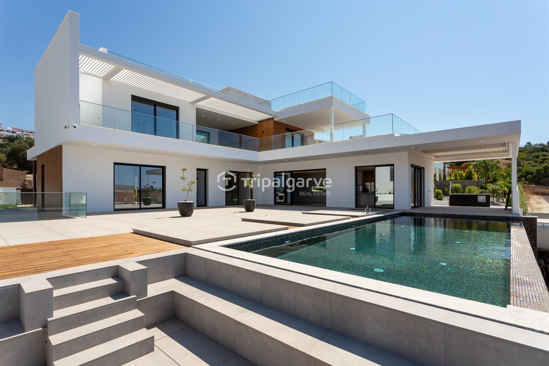 Luxo e Conforto nesta sofisticada moradia T4 em Albufeira com piscina e vista mar