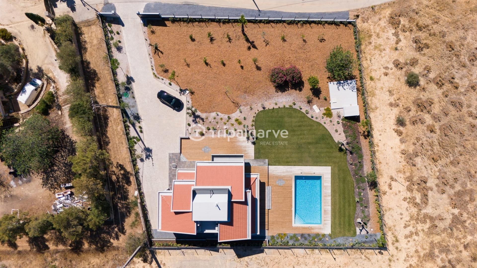 Apresentamos uma deslumbrante vila que combina estilo clássico com um toque moderno, localizada a po