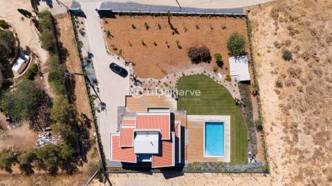 Apresentamos uma deslumbrante vila que combina estilo clássico com um toque moderno, localizada a po