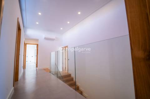 Apresentamos uma deslumbrante vila que combina estilo clássico com um toque moderno, localizada a po