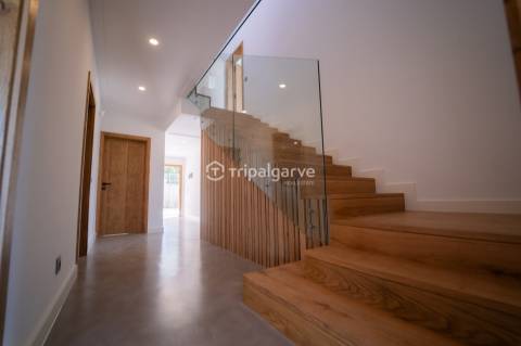 Apresentamos uma deslumbrante vila que combina estilo clássico com um toque moderno, localizada a po