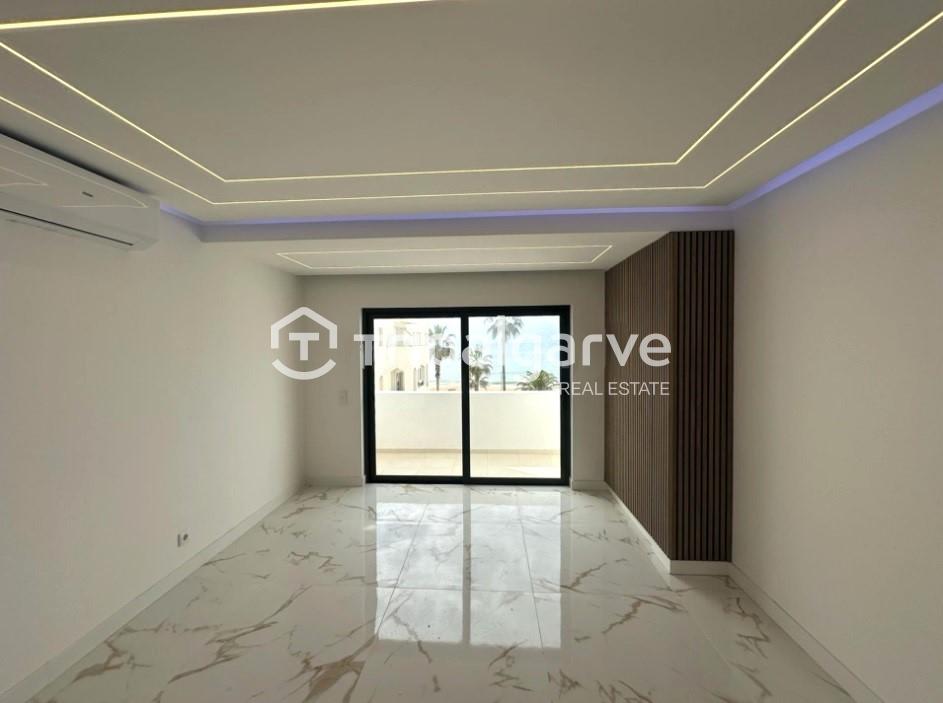 Apartamento T2 totalmente renovado com vista mar- Quarteira