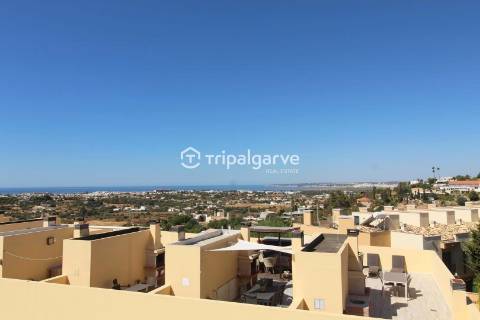 Moradia Geminada renovada T2+1 com piscina e garagem- Patroves- Albufeira