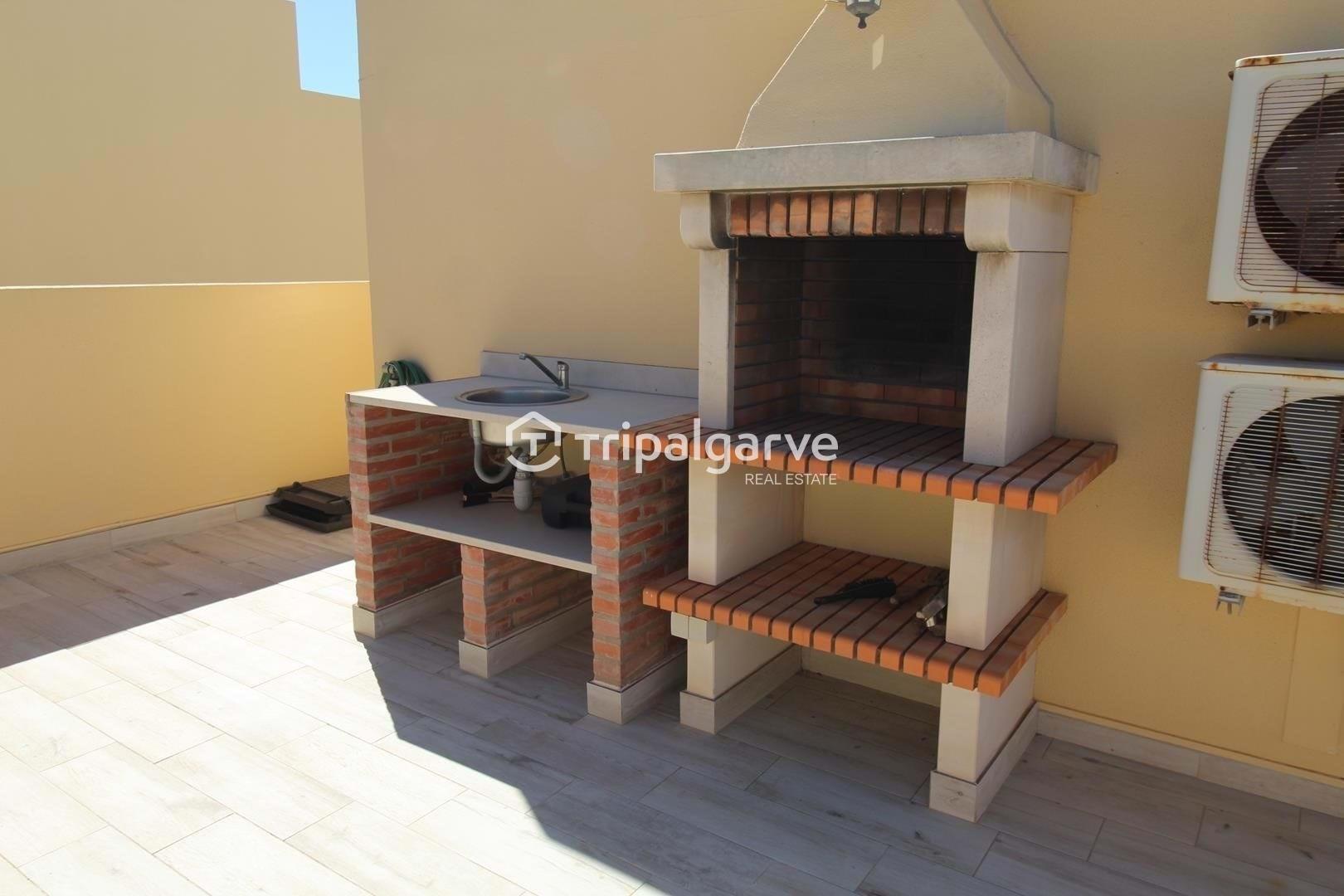 Moradia geminada renovada T2 com piscina e garagem- Patroves-Albufeira