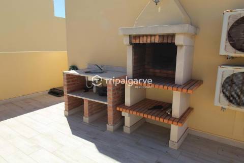 Moradia geminada renovada T2 com piscina e garagem- Patroves-Albufeira