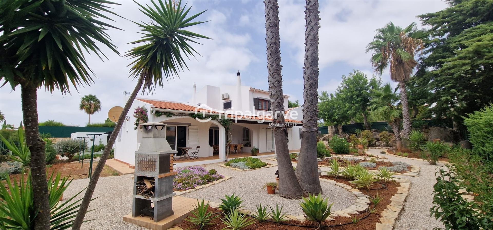Moradia T4 com piscina e garagem em Belmonte - Portimao