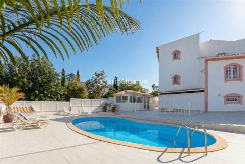 Moradia T5  com Piscina e garagem – Guia