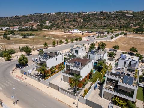 Moradia de Arquitetura Contemporânea V3 na Marina de Albufeira com Vista Mar