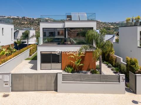 Moradia de Arquitetura Contemporânea V3 na Marina de Albufeira com Vista Mar