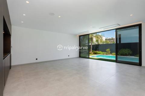 Moradia de Arquitetura Contemporânea V3 na Marina de Albufeira com Vista Mar