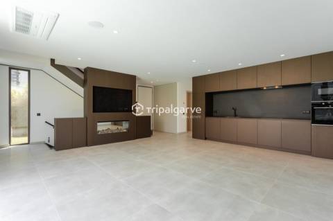 Moradia de Arquitetura Contemporânea V3 na Marina de Albufeira com Vista Mar