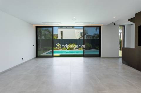 Moradia de Arquitetura Contemporânea V3 na Marina de Albufeira com Vista Mar